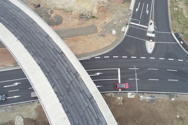 Luftbild des Verkehrsknotens in Gemuenden mit Bruecke und Einmuendung
