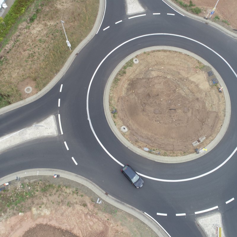 Luftbild des Verkehrsknotens in Gemuenden mit Kreisverkehr