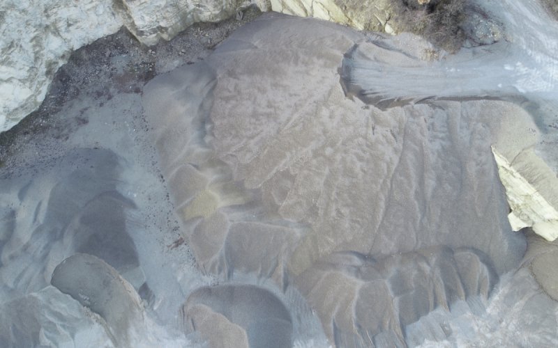 KSG-Schotterhalde-03.JPG Bestandsermittlung Schüttgüter Luftbild einer Schotterhalde an einer Abbruchkante im Kalkstein-Schotterwerk Gössenheim