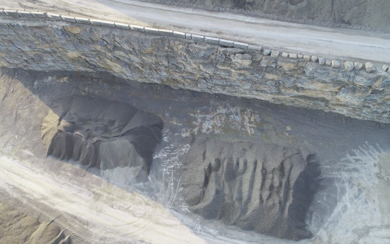 KSG-Schotterhalde-02.JPG Bestandsermittlung Schüttgüter Luftbild von zwei kleinen Schotterhalden im Kalkstein-Schotterwerk Gössenheim