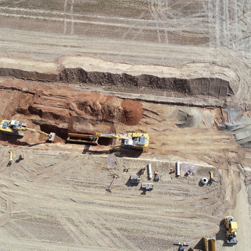 Woerth-GWG-Weidenhecken-03.JPG Zwei Kettenbagger graben einen Kanal im Gewerbegebiet Weidenhecken bei Woerth