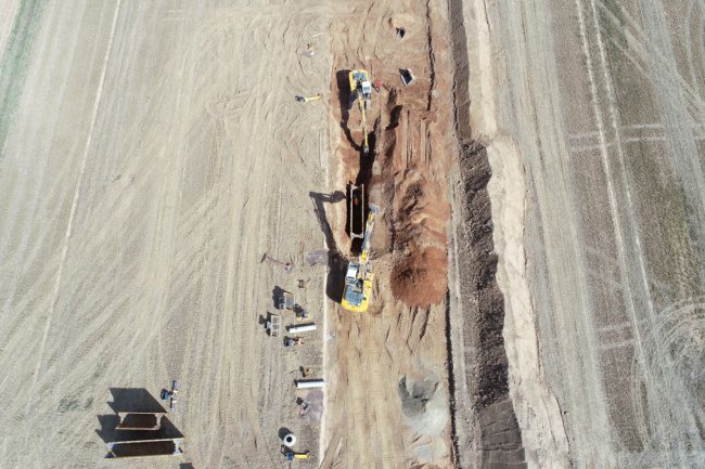 Zwei Kettenbagger graben einen Kanal im Gewerbegebiet Weidenhecken bei Woerth