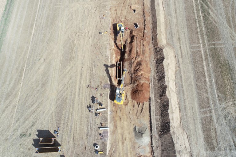 Zwei Kettenbagger graben einen Kanal im Gewerbegebiet Weidenhecken bei Woerth