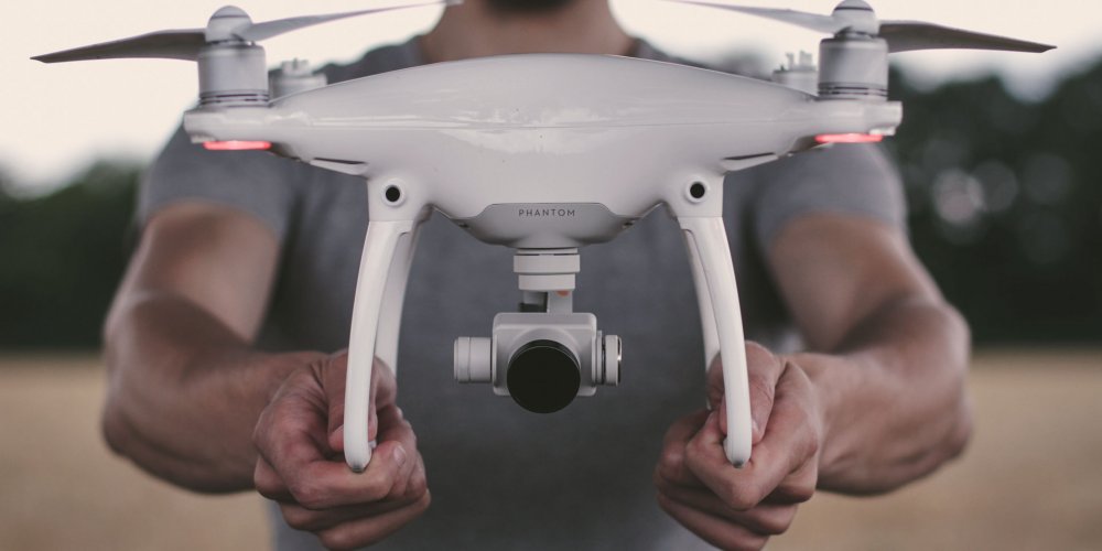 Foto eines DJI Phantom 4 Pro Multikopters von einem Mann gehalten
